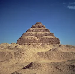 A pirâmide escalonada do rei Djoser, c. 2630-2611 a.C.